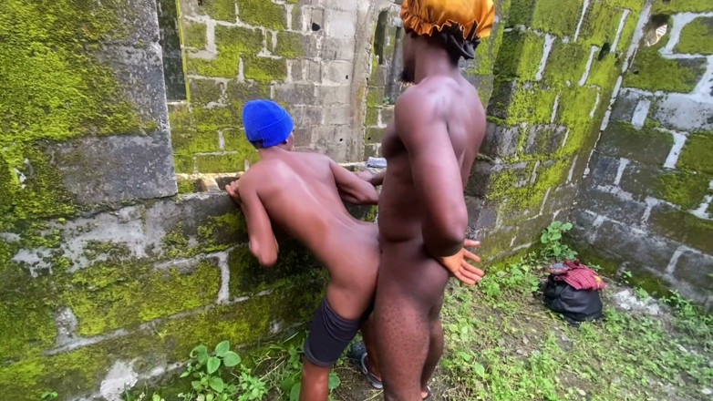 Xxx69bang: Chlap z ghetta Obrovská nálož na drobnou holku