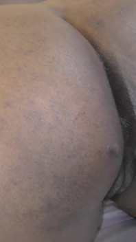 Baculatá černá holka je ošukaná zezadu a vystříkaná do kundičky