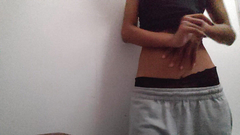 desigirl93: パンティーのない学生は、彼女の穴で強力なオーガズムを得ます