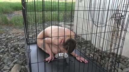 Femdom Austria: Expusă în cușca publică de pastile!