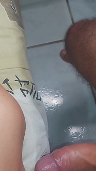 Ho svegliato la mia figliastra e ho iniziato a infilare il mio cazzo nella sua gola profonda