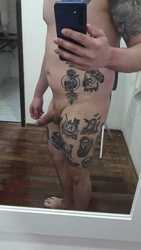 Chubby předvádí své tetování