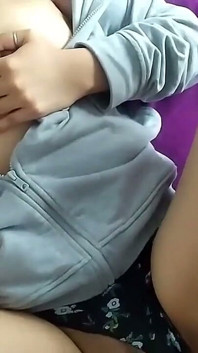 Üvey baba ateşli genç kıza sert sikişmeyi ve boşalmayı öğretiyor