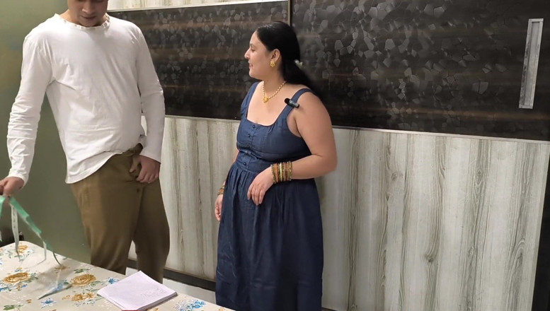 Desi chudai hub: Puja Bhabhi трахается с портным для сшива платья бесплатно