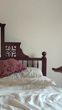 Un Coq Tient Suba Mari Avec Le Garçon Voisin