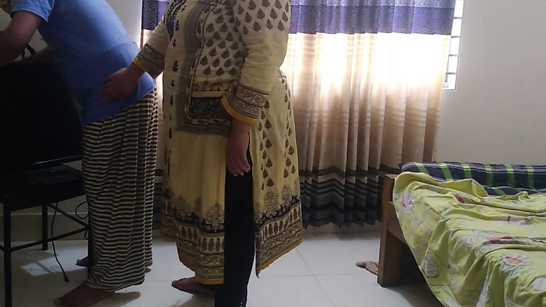 Aria Mia: गुजराती सेक्सी 18 साल की महिला अतिथि की होटल के कमरे में होटल स्टाफ द्वारा चुदाई - बड़ी गांड गांड चुदाई वीर्य