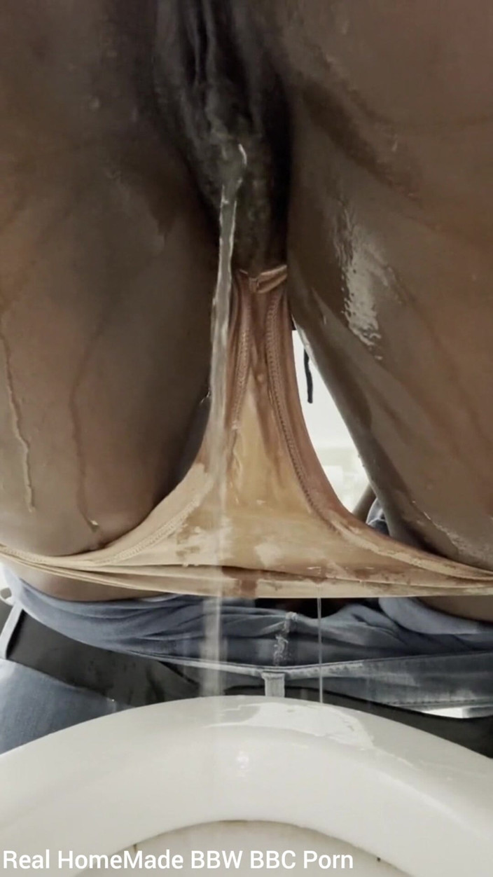 Super sexy ebony cuties: Pissar i arbetstoaletten samlingsvideo POV