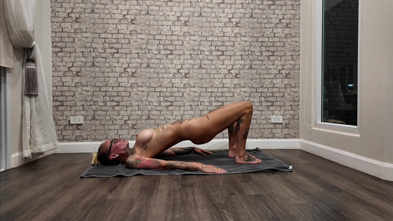 Skully inkson: Joga nago