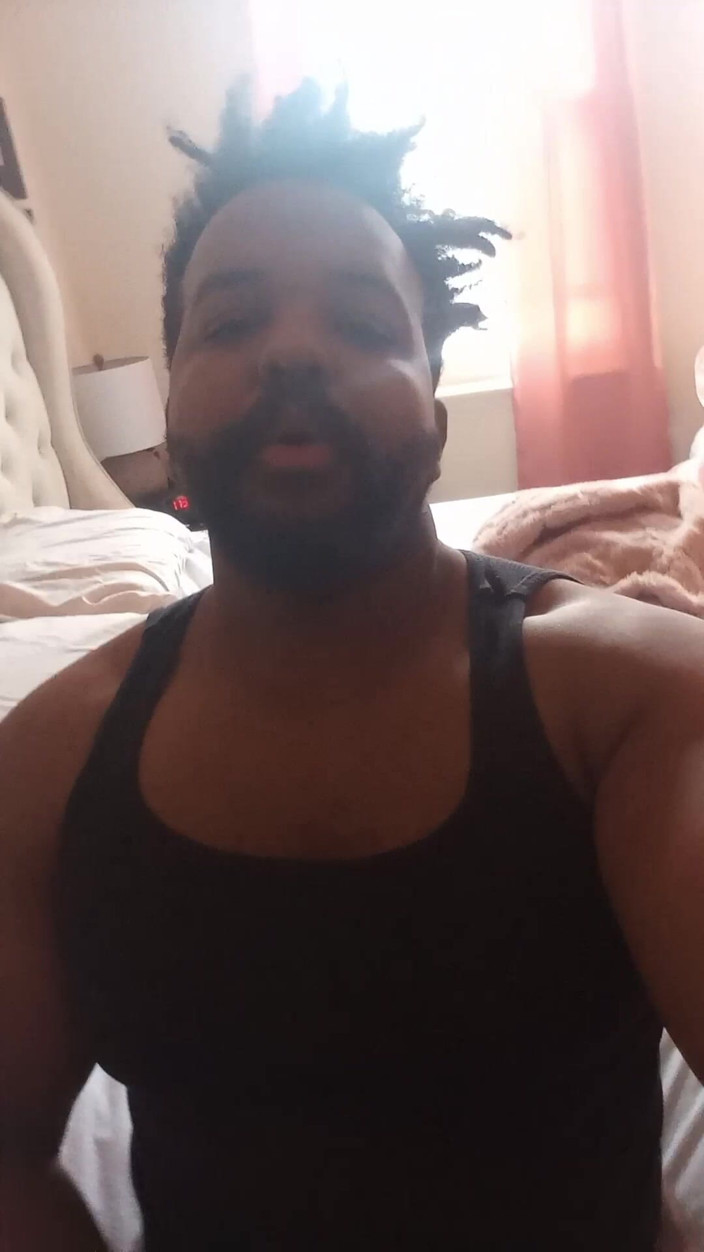 Eddie Venezuela: Urso grosso bate seu pau e goza em si mesmo