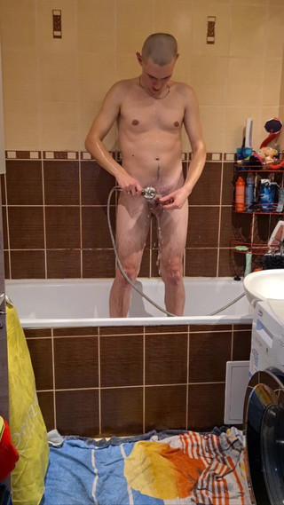 Fap_man93: Oholím si vlasy a pak se jdu osprchovat