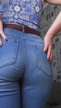 ブルージーンズのお尻いじめにフルバックパンティー