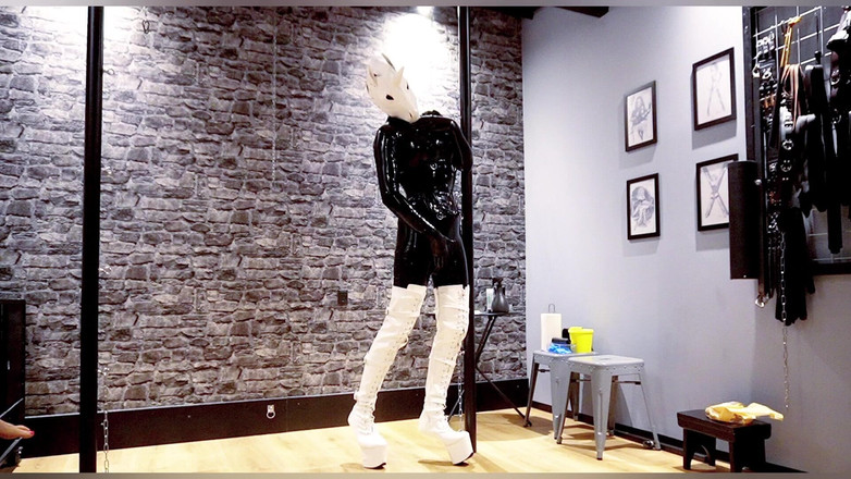 Hooded June: Pony dominuje sexuální panenku