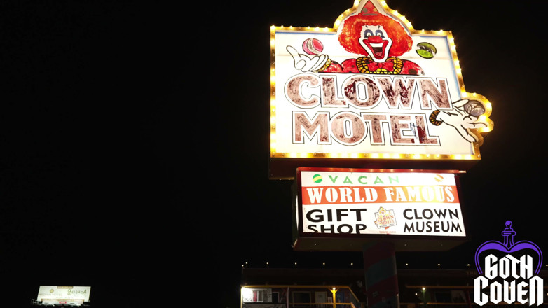 Goth Coven: Estatuas de payaso se follan a un viajero varado