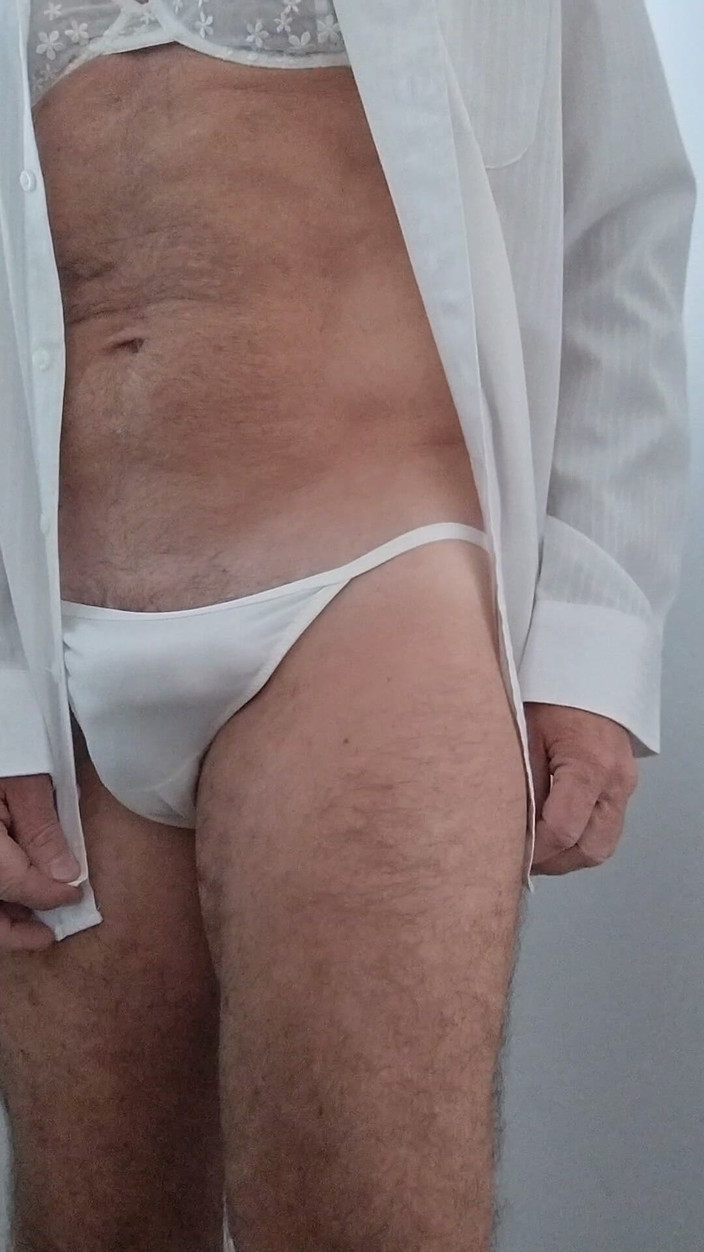 dragontrainer5: CD efectuează o tachinare rapidă care arată sutien alb nou și...