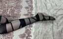 Gloria Gimson: 발 페티쉬 애호가를 위한 침대에서 멋진 부드러운 솔로 블랙 스타킹을 입은 긴 미녀 다리