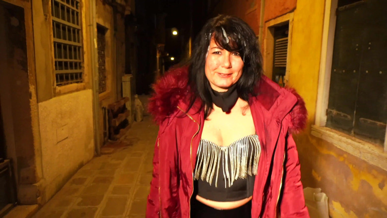 Alexandra Wett: Risky! Sperm Walk in the Middle of Venice After 3-hole Usertreff