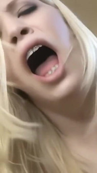 Une petite blonde de 18 ans se fait détruire par une grosse noire énorme