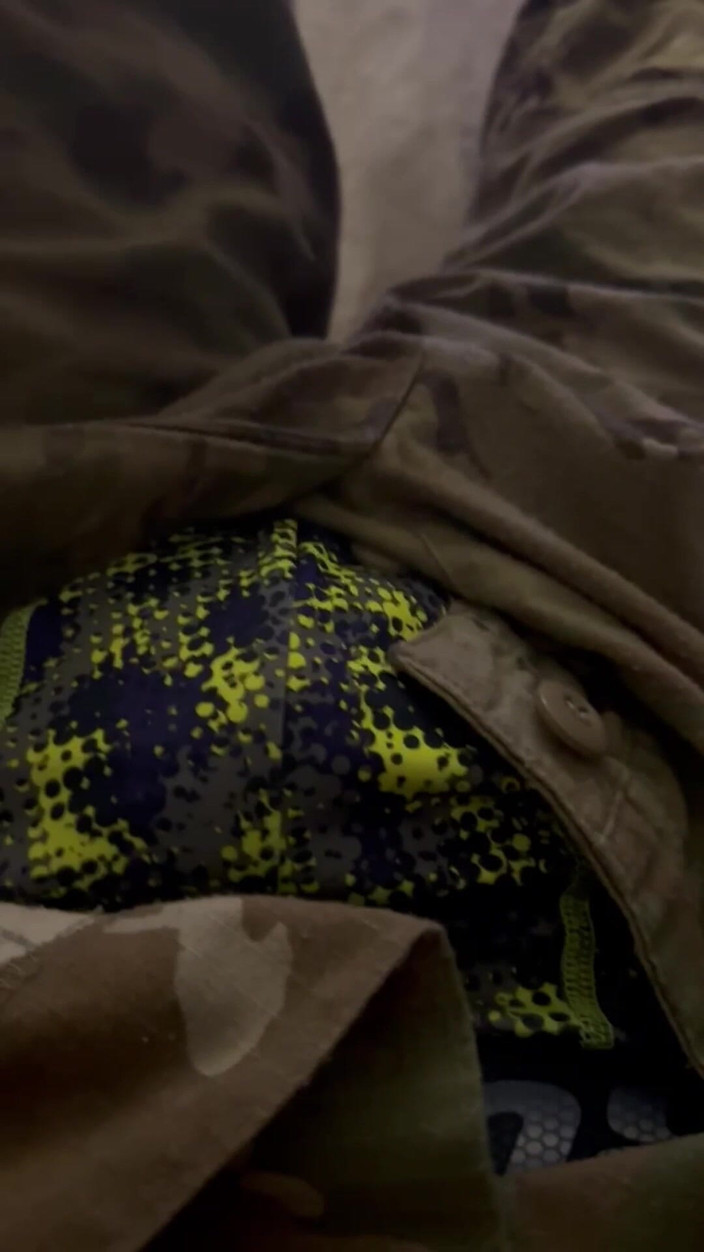 Gay Soldier Stuff: Солдат американской армии дрочит в форме и кончает в его униформе
