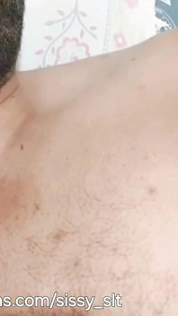 Cuckold-sissy-sklavin spricht im videoanruf mit dominierter freundin