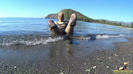Nylondelux: Vestido de tule molhado e meia-calça na praia