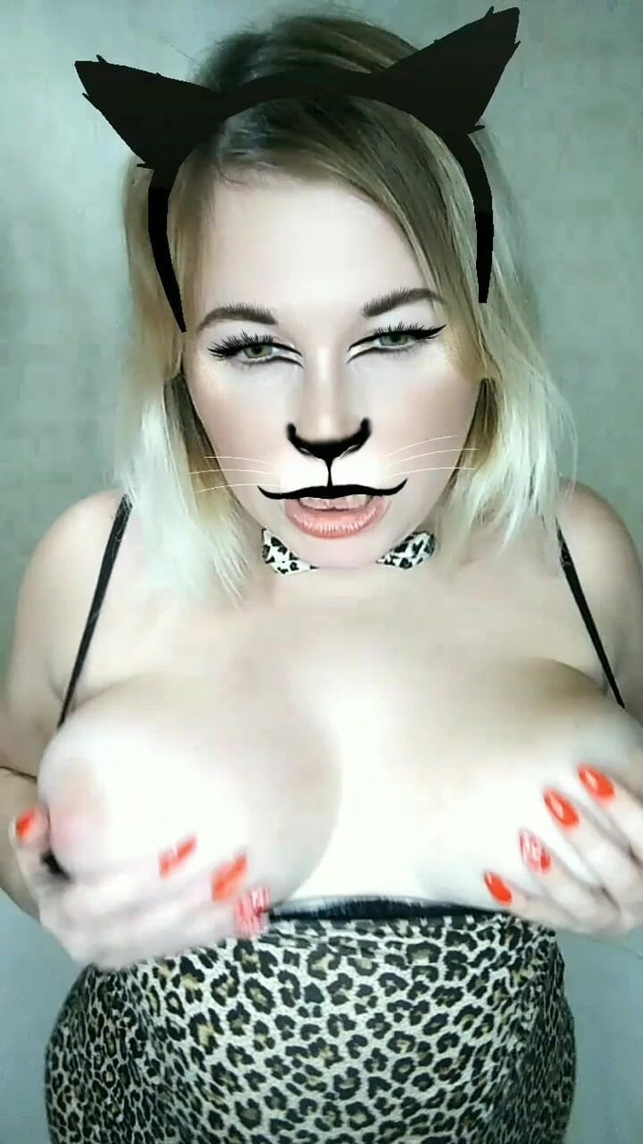 Whitekitten: 猫のコスチュームの巨乳を着たぽっちゃり熟女
