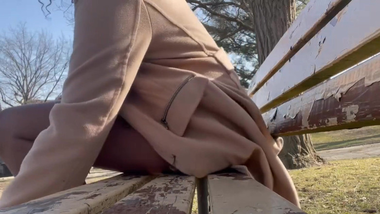 Super sexy ebony cuties: Публичная мастурбация на скамейке в парке