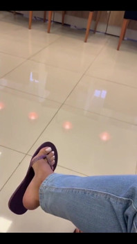 Sexy Exibicionismus Baumeln mit Lila Havaianas Flip Flops im Wartezimmer