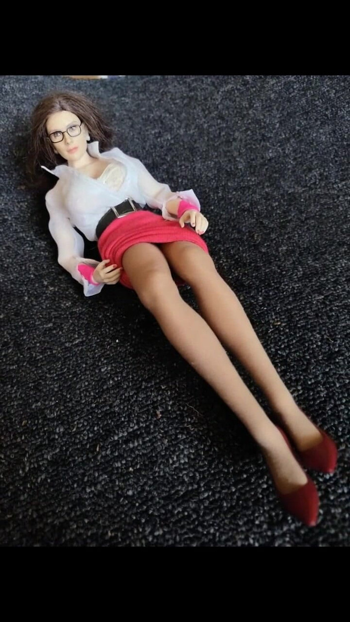 PeacefulDigit325: Audrey pe podea