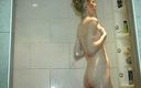 Flash Model Amateurs: O fată slabă își rade pizda în baie