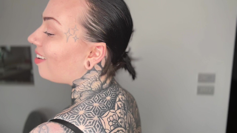 Miss Valentina: Sivri kulak ibadeti