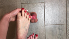 Homemade_Handjob: เท้าเล็บแดงเซ็กซี่เล่นกับดิลโด้