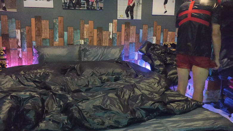 Evilshaman: Pau esfregando jaqueta na cama de nylon brilhante