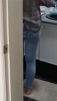 Pancutan mani yang hebat pada pantat saya dengan seluar jeans, saya suka mempunyai seluruh badan saya dimandikan dalam susu