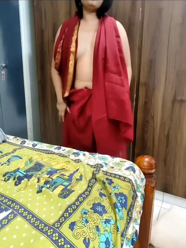 TeluguCouple901: Red Saree dengan Ekspresi Panas Bahagian 1