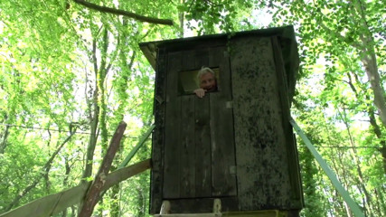 Real Porn Amateur: Un bătrân urmărește un cuplu în timp ce se distrează în pădure