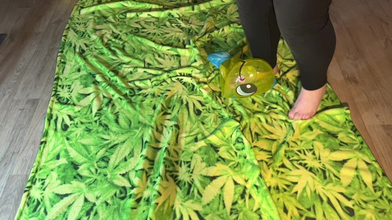 BeachBallsDuo: (cr-9) Bigbootylucy stomps strandspeelgoed op blote voeten 1