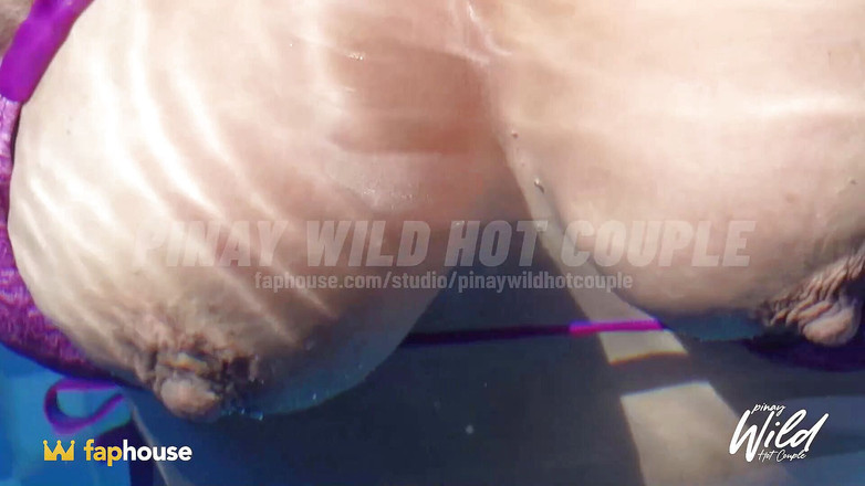 PinayWildHotCouple: Pinay büyük göğüslerini gösterirken havuzda yaz tatilinin tadını çıkarıyor