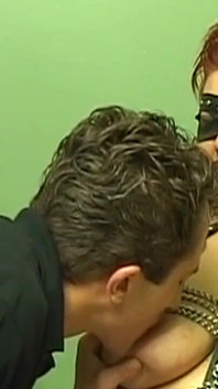 Milfka s křivkami zrzka je zbičována v těžkém otroctví