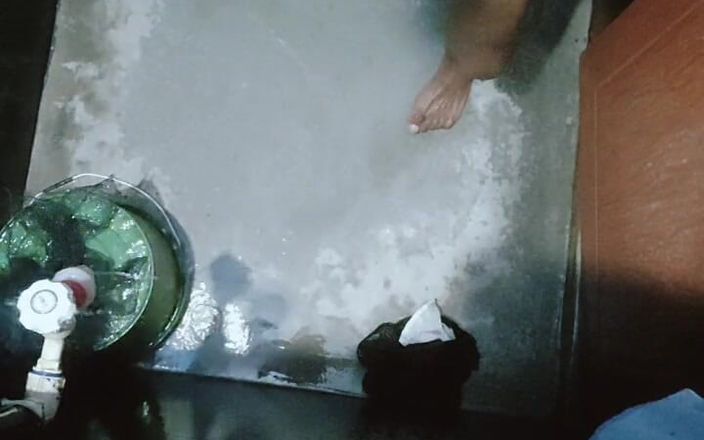 Indian BBC: Моя сводная сестра видит меня во время купания обнаженной. Она просто посмотрела на мой огромный член, и она боялась.