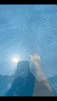 Chci masáž nohou u bazénu