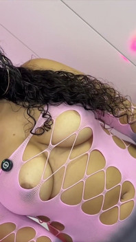 Pantat dengan lingerie seksi dan sepatu hak tinggi dimainkan dengan dildo dan terkena air mani di vaginanya - Raissa Conte