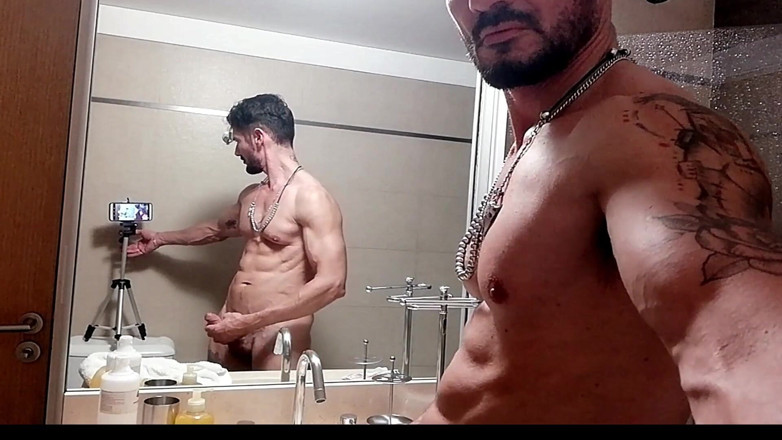 Alex Barcelona XXX: Speel kont en trek je af onder de douche door...