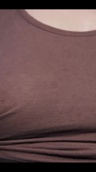 Tシャツ越しに私の大きな自然なおっぱいに触れます