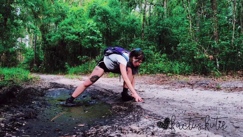 kactus kutie: Chica peluda hace pis al aire libre - compilación