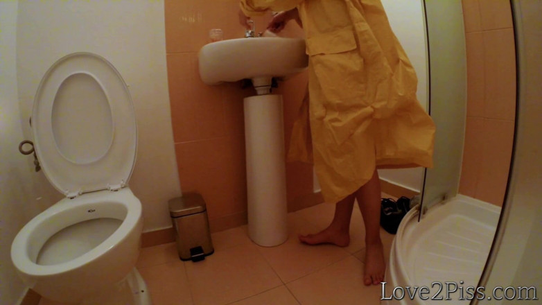 Love 2 Piss: 瓶におしっこをすること