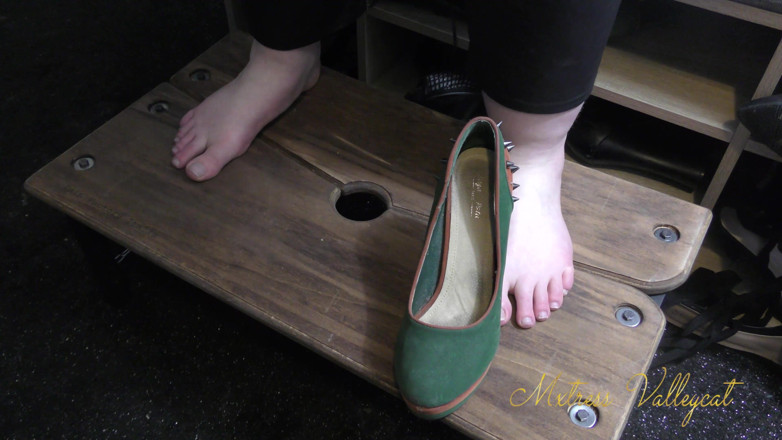 Mxtress Valleycat: Under my feet POV