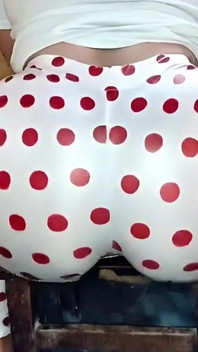 Leggings brancas com bolinhas no bumbum