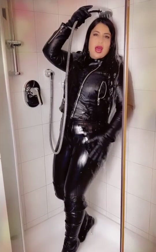 LadyAyse5: Sexy kožená sprcha