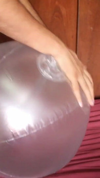 Bola pantai yang jernih tiang