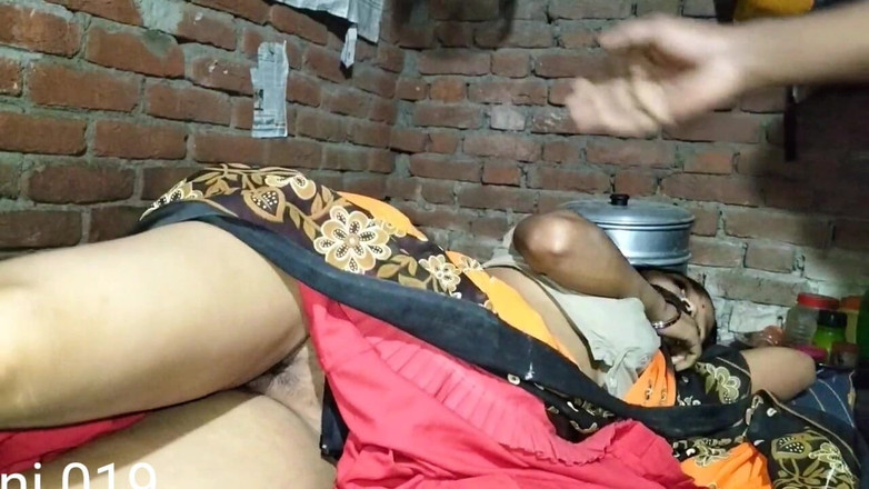 Rakesh: Desi dívka Gov Ki Ladki Ki Chudayi Ghar Me Bula...